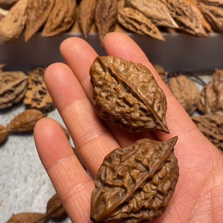 乐***中文玩核桃吊坠不错