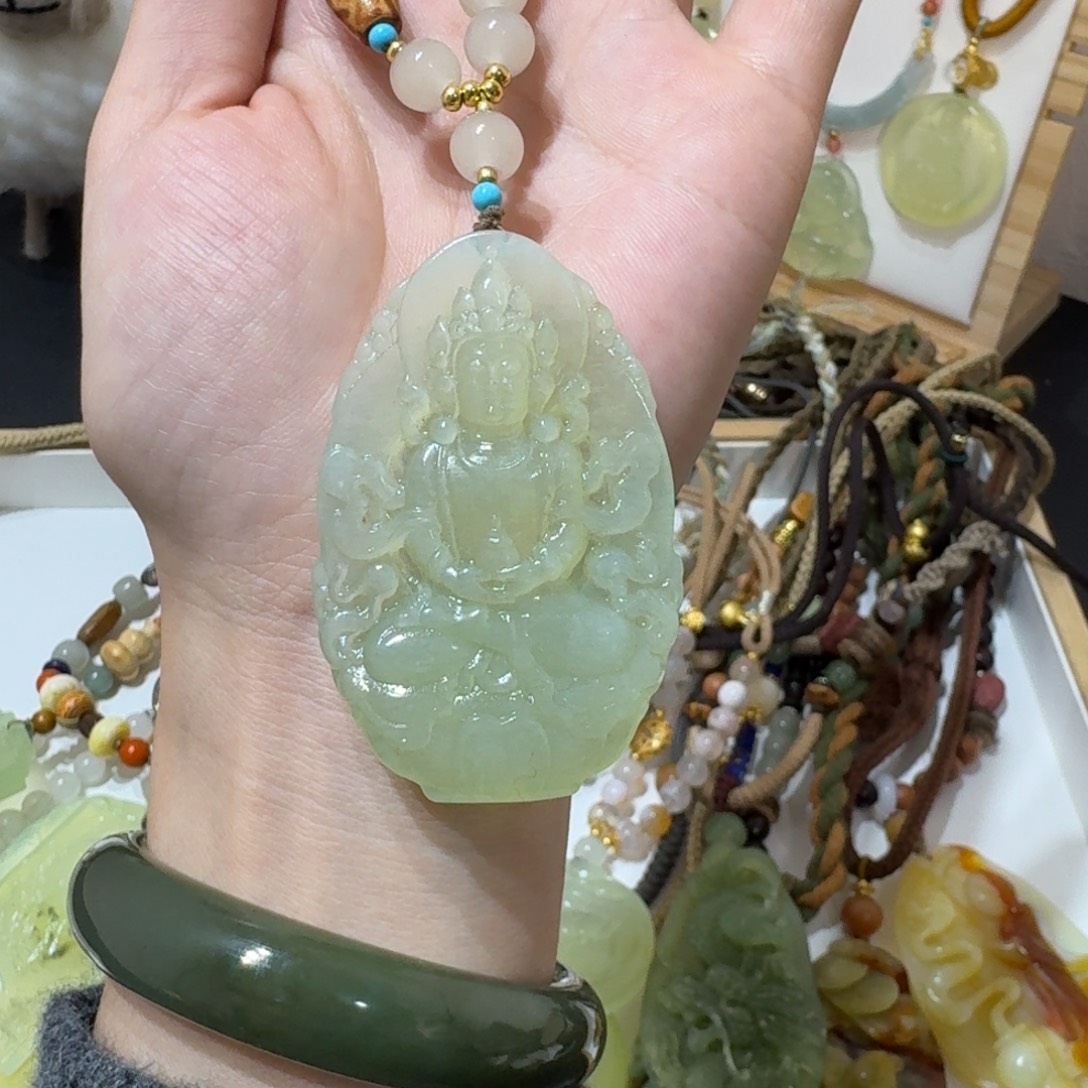 蛇纹石玉未镶嵌颈饰