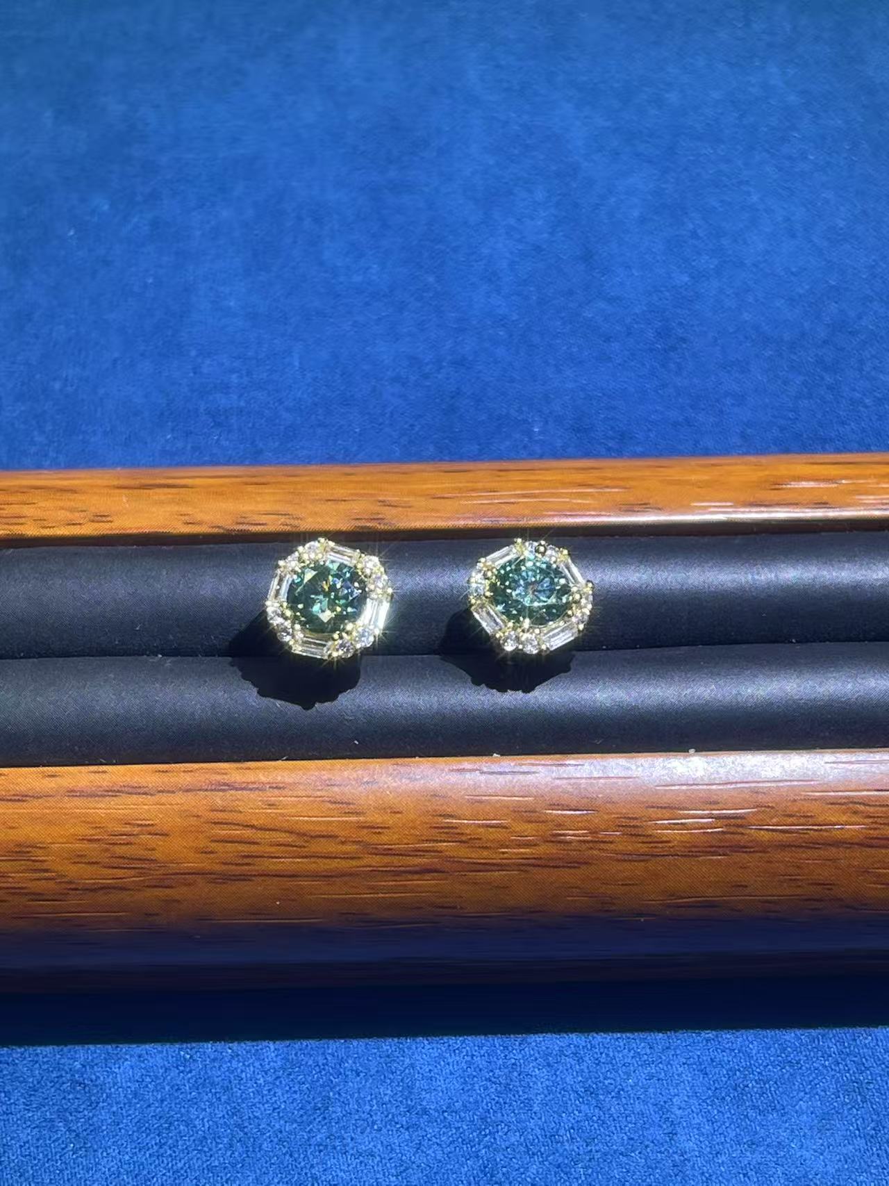 a243黄托绿镶通灵耳钉多样性发货