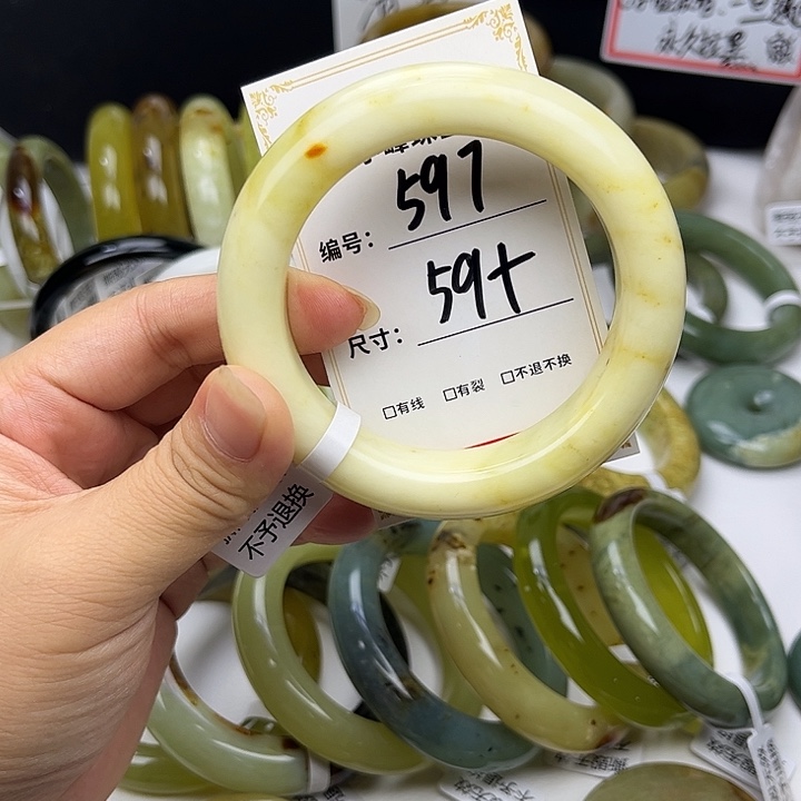 蛇纹石玉未镶嵌手镯