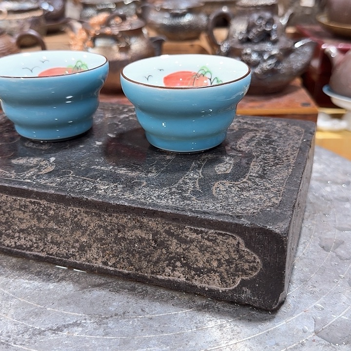 主人杯一个，瓷。。品茗