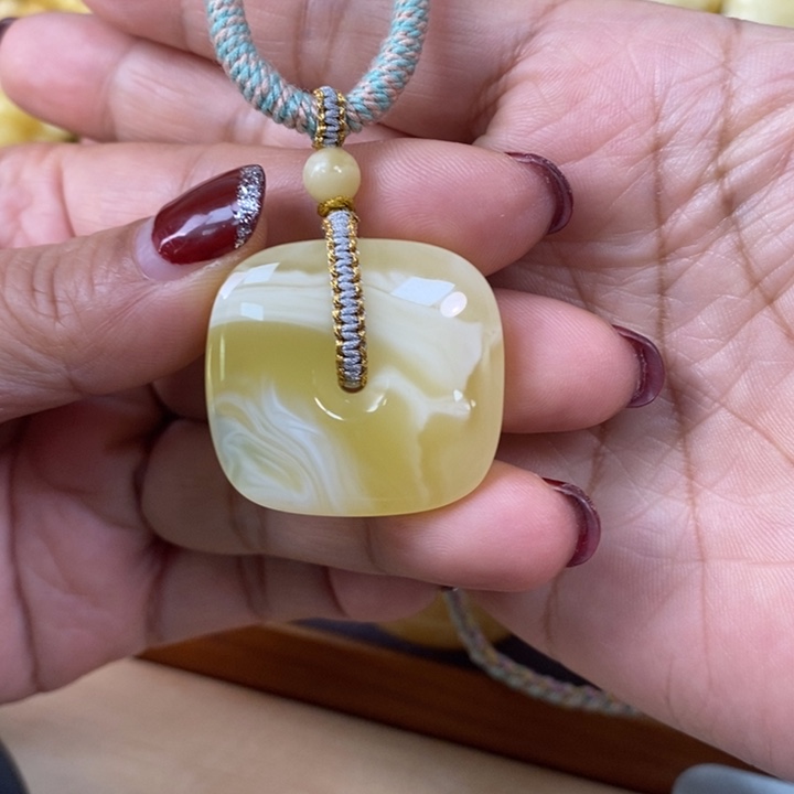 琥珀裸石未镶嵌扣子