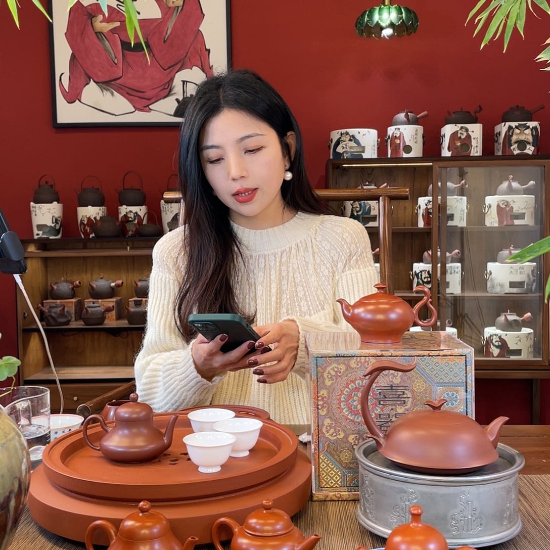 紫砂茶壶H*A………………