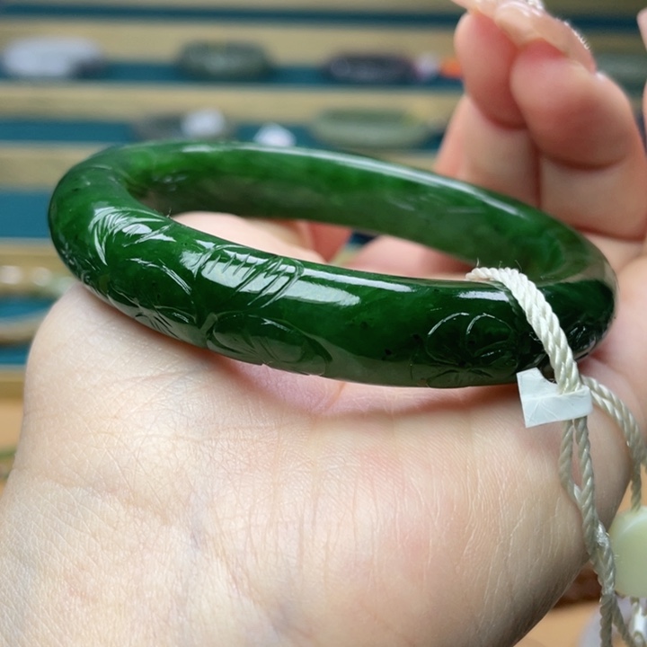和田玉手镯59圈口。编号21未镶嵌