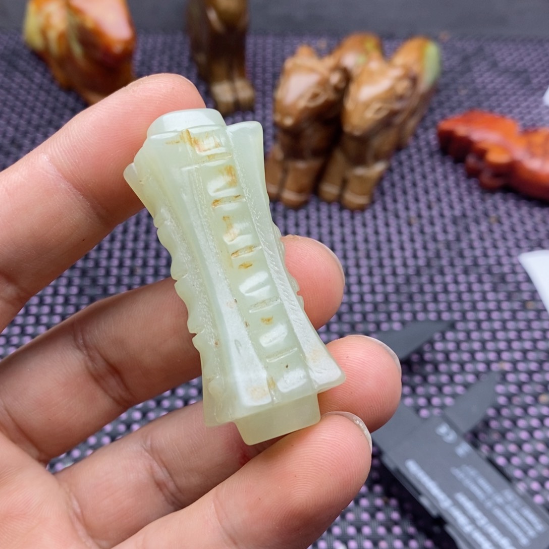 蛇纹石玉颈饰未镶嵌