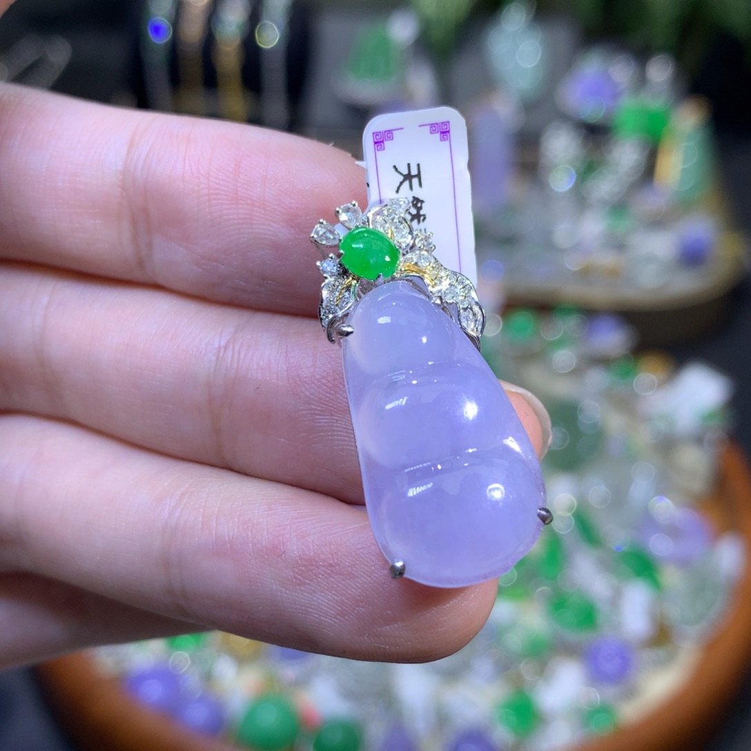 颈饰18K金镶嵌翡翠
