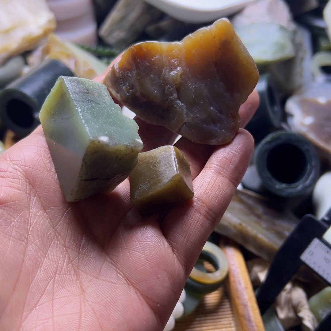 芋***头和田玉（糖玉）未镶嵌挂件