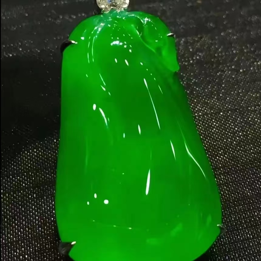 精美满绿翡翠吊坠