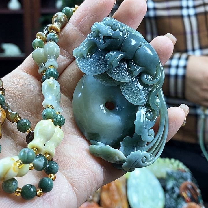 蛇纹石玉吊坠未镶嵌