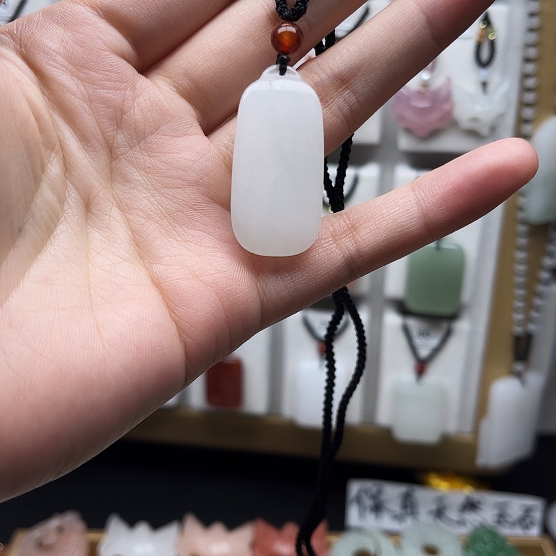 石英质玉未镶嵌颈饰