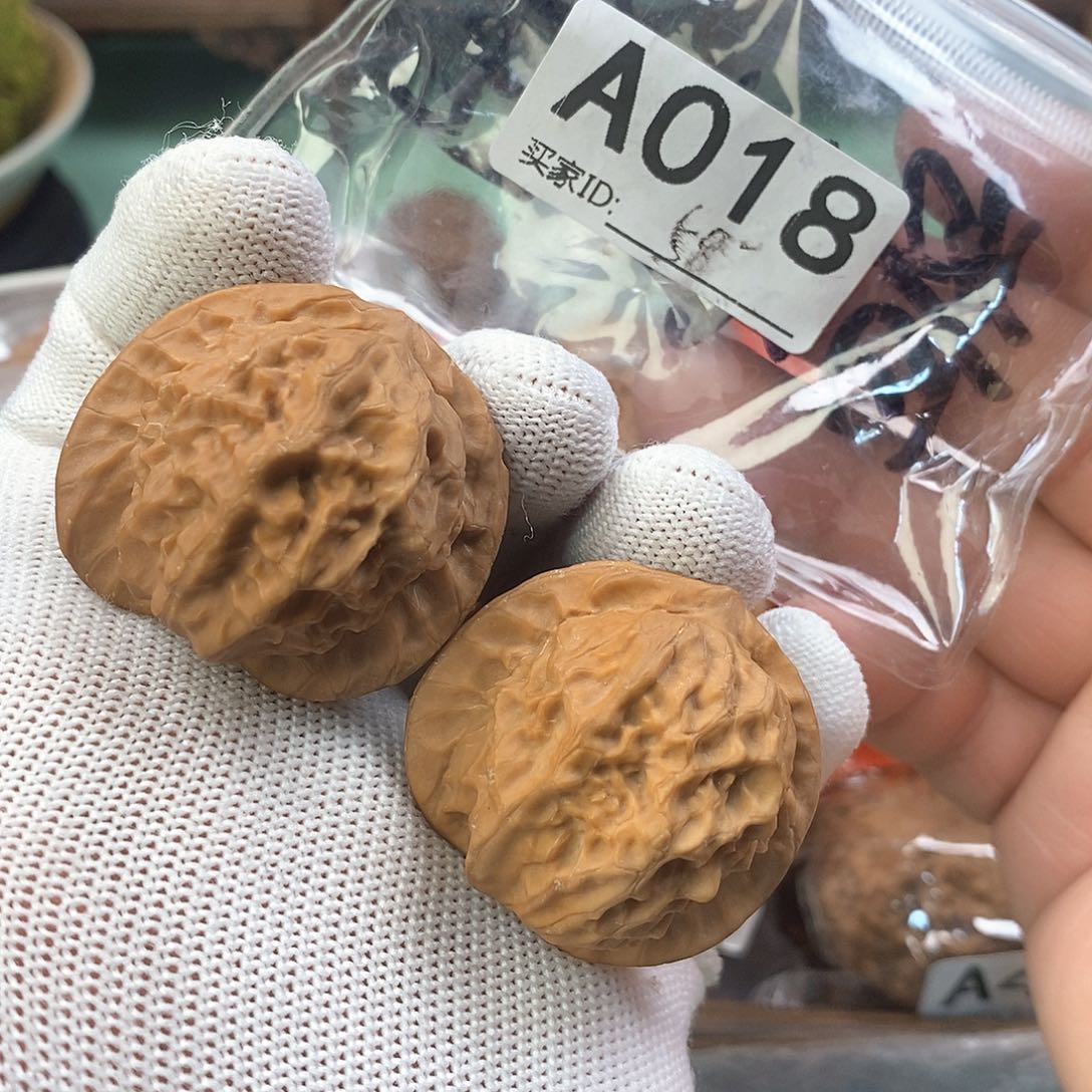 桃核把件瓷娃娃38尺。