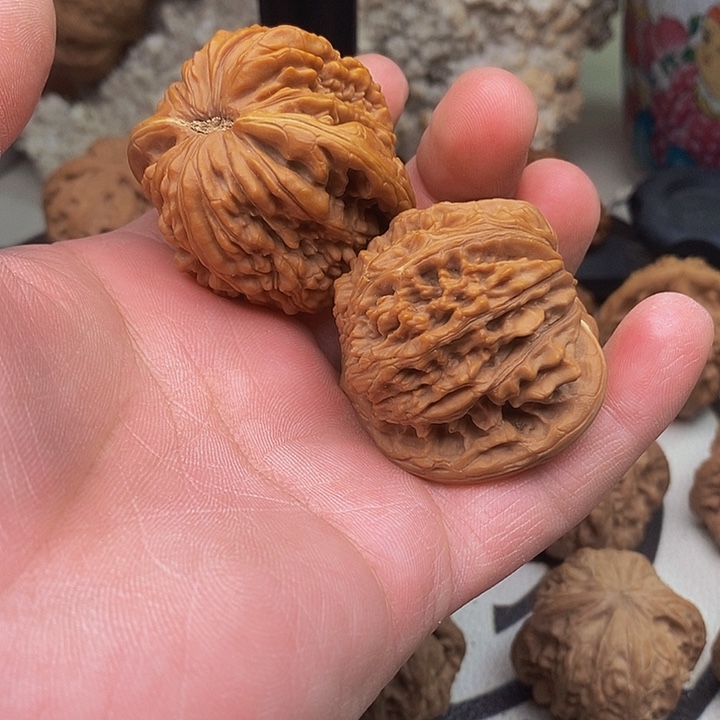 桃核把件峡****情四座楼狮子头