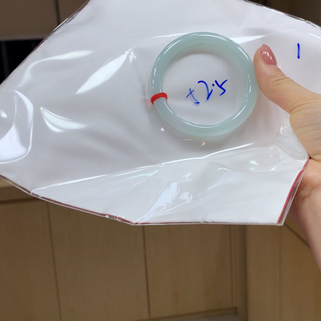 翡翠手镯未镶嵌不退不换