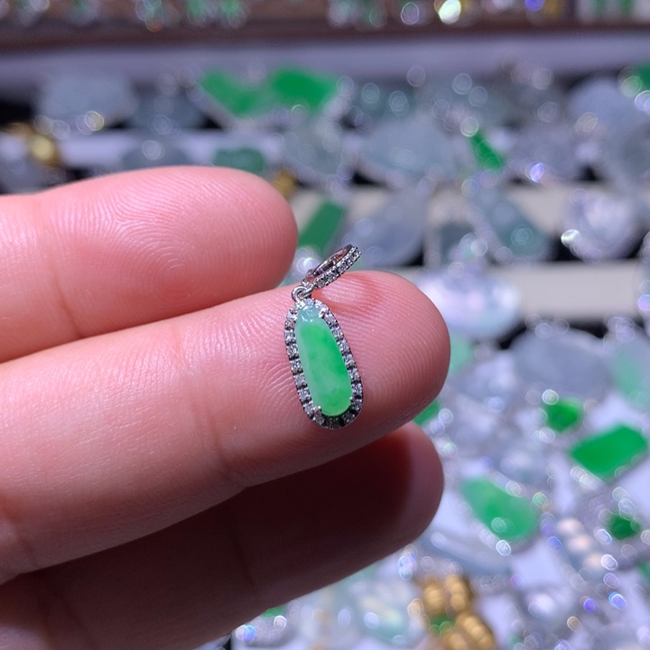 翡翠18K金镶嵌颈饰