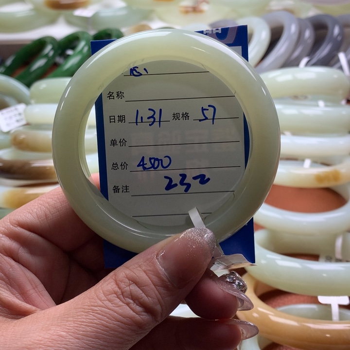 和田玉手镯未镶嵌怎****吗