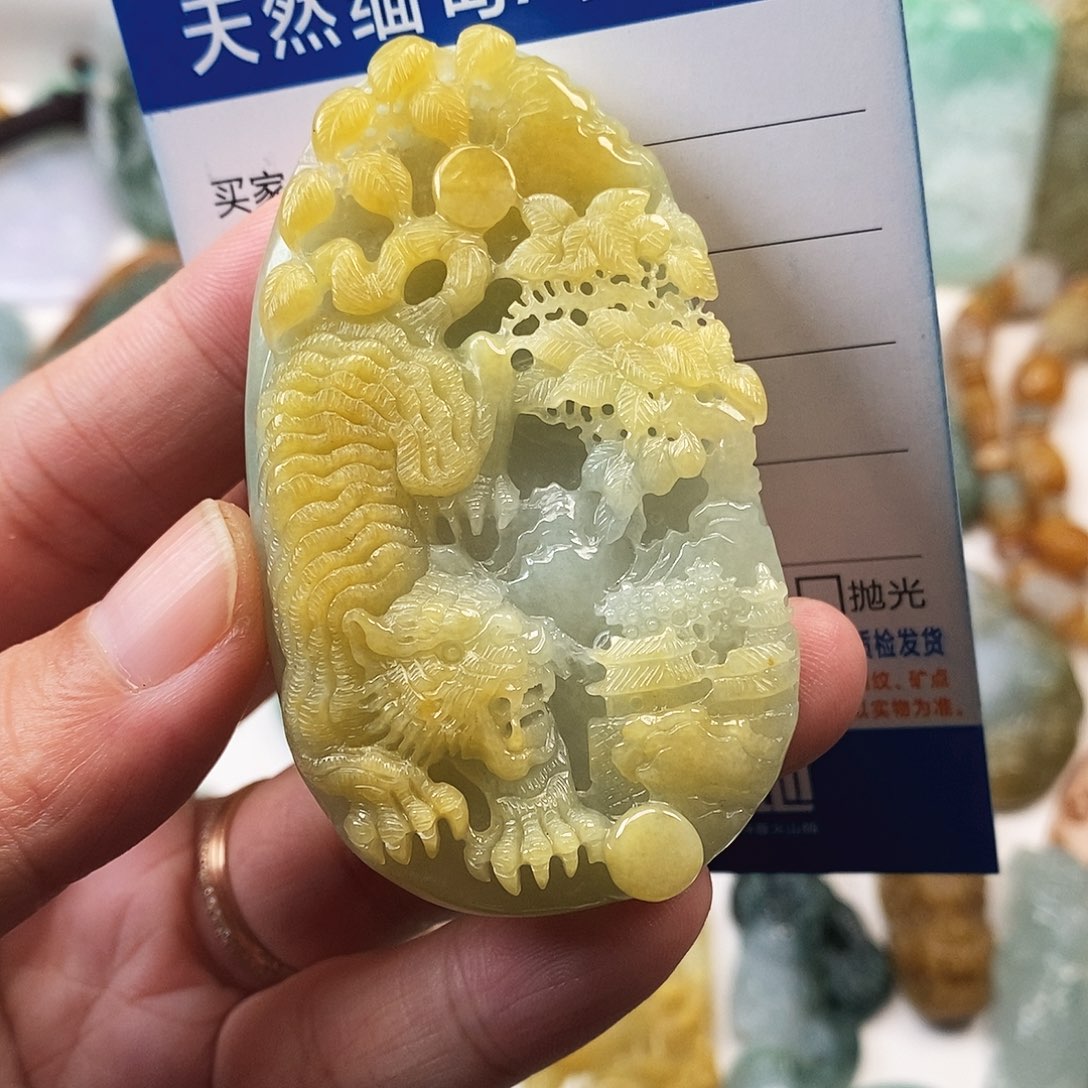 翡翠未镶嵌颈饰虎