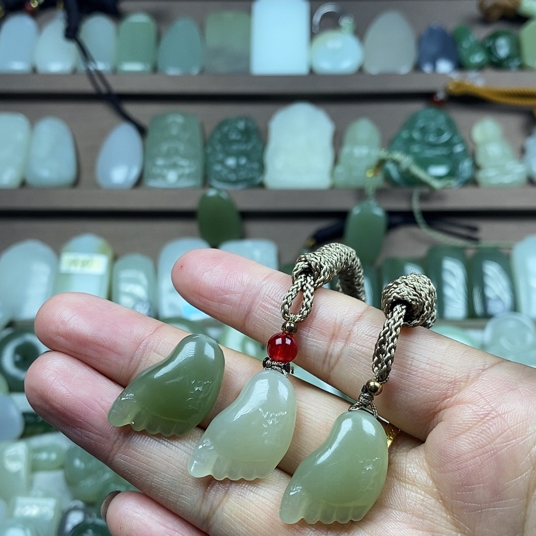 和田玉未镶嵌颈饰小脚丫子多样性发1件