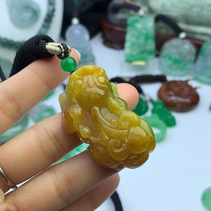 翡翠未镶嵌吊坠(赠链)