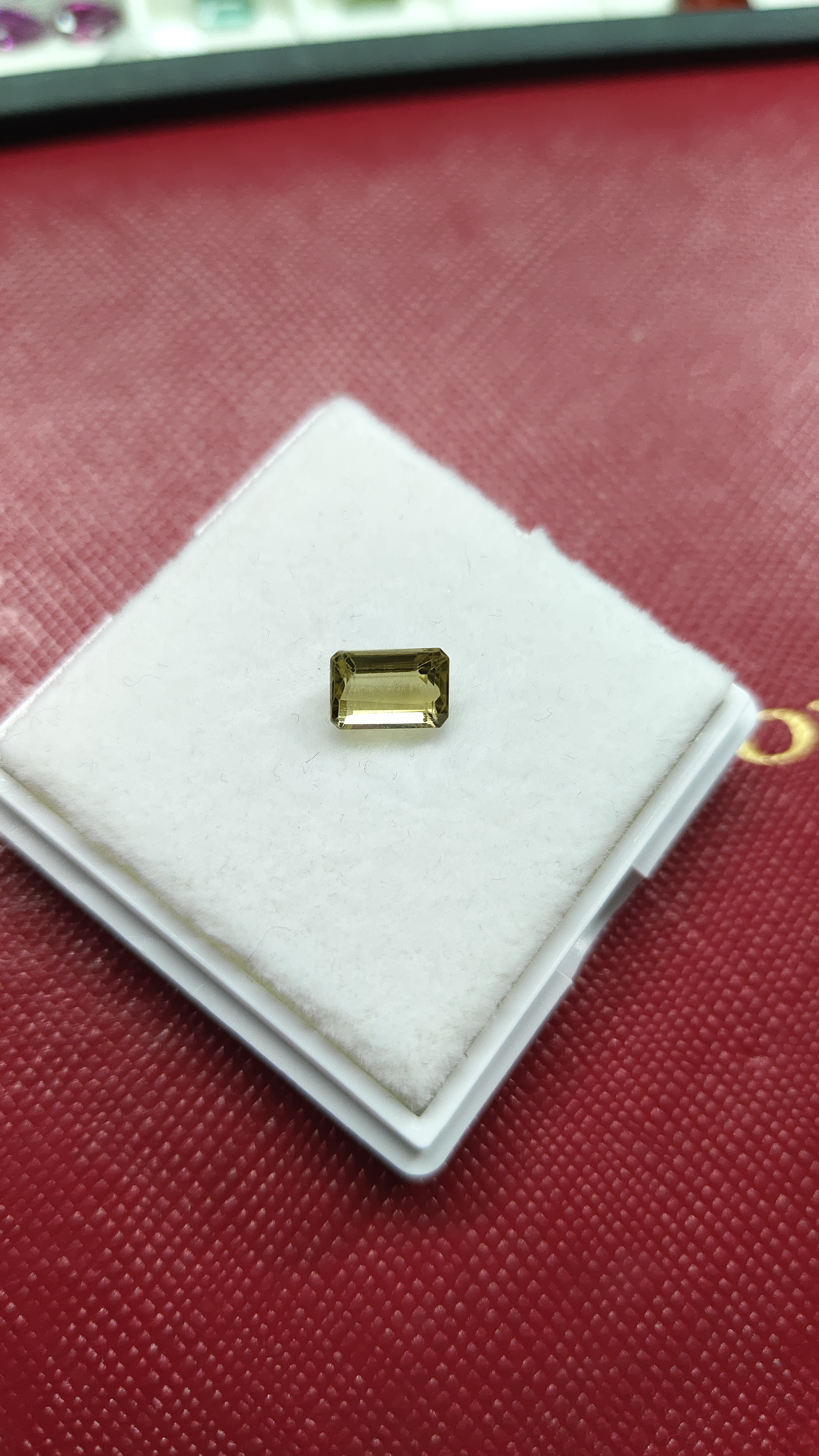 黄碧玺长方形精美祖 母切5.4*7.8卡mm金丝雀