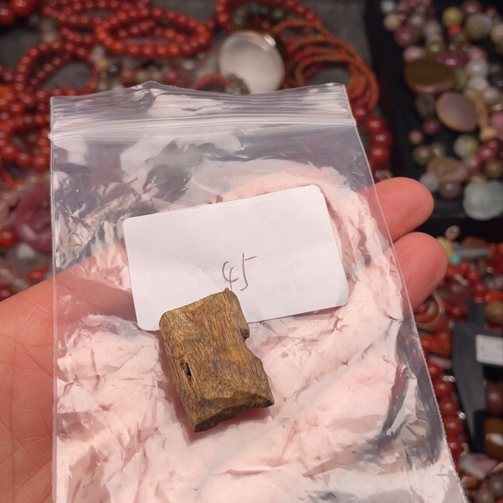 南红玛瑙沉香未镶嵌