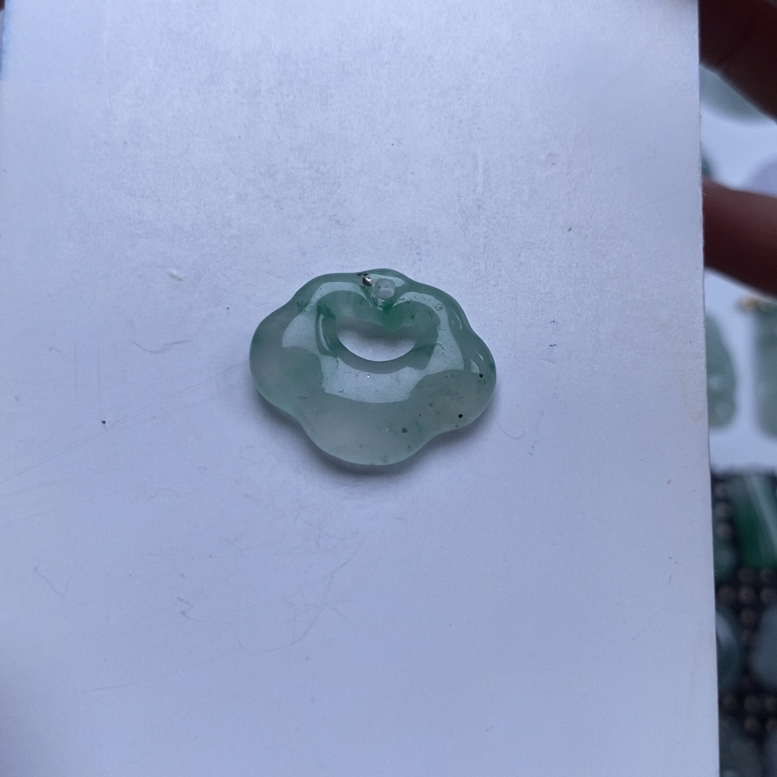 石英质玉未镶嵌颈饰锁包