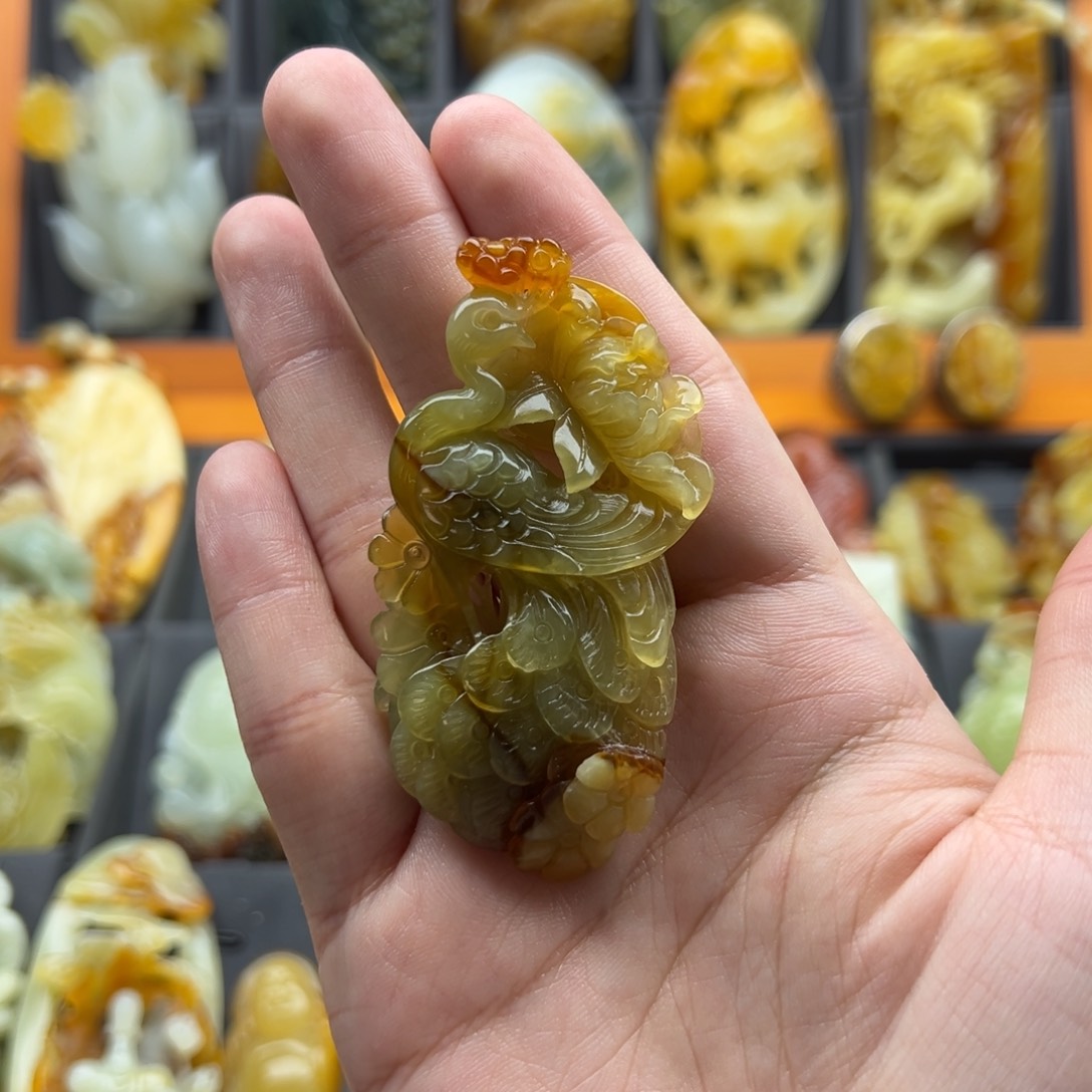 蛇纹石玉颈饰未镶嵌