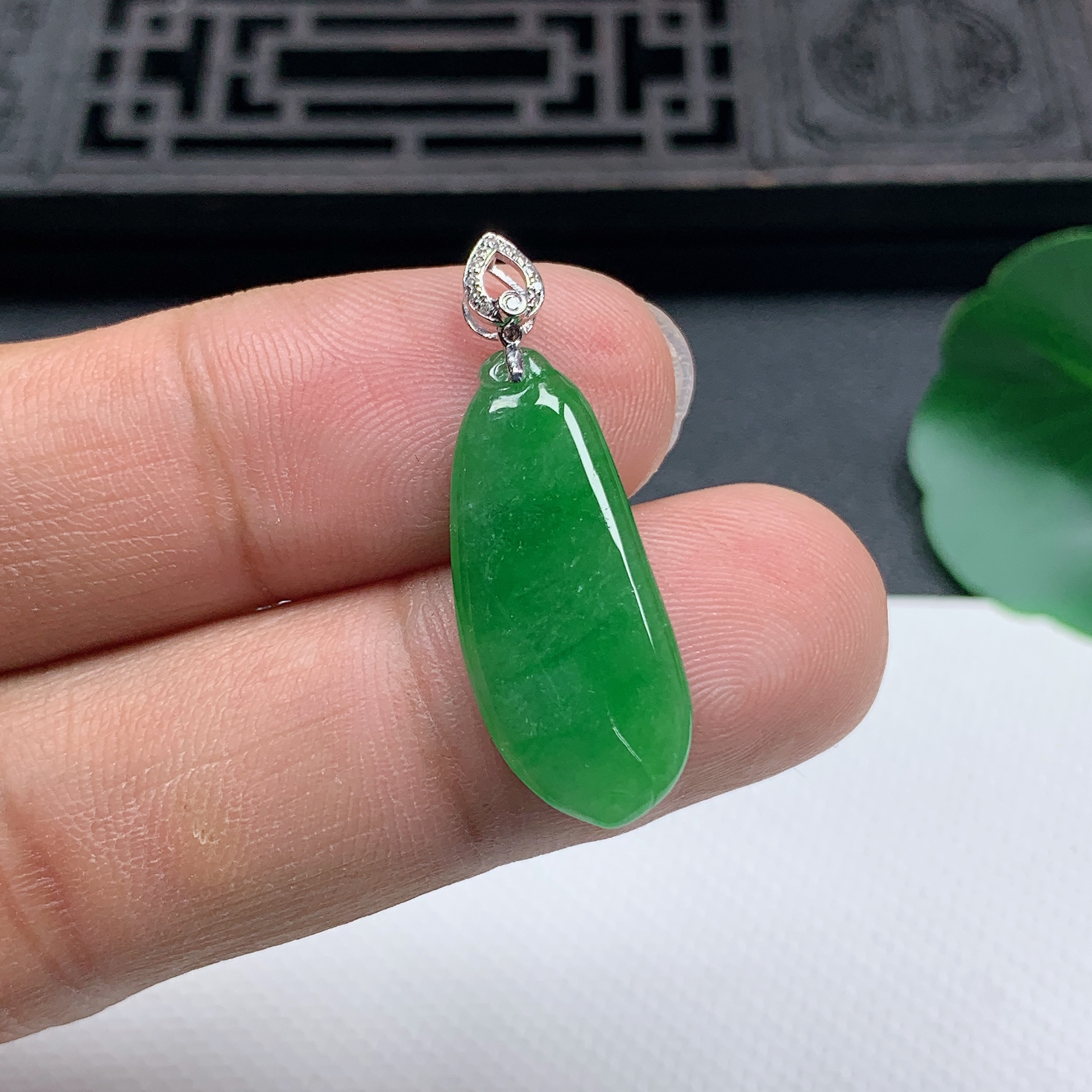 缅甸天然翡翠A货18K金扣精美满绿福瓜吊坠尺寸25.2*10.9*3.4mm