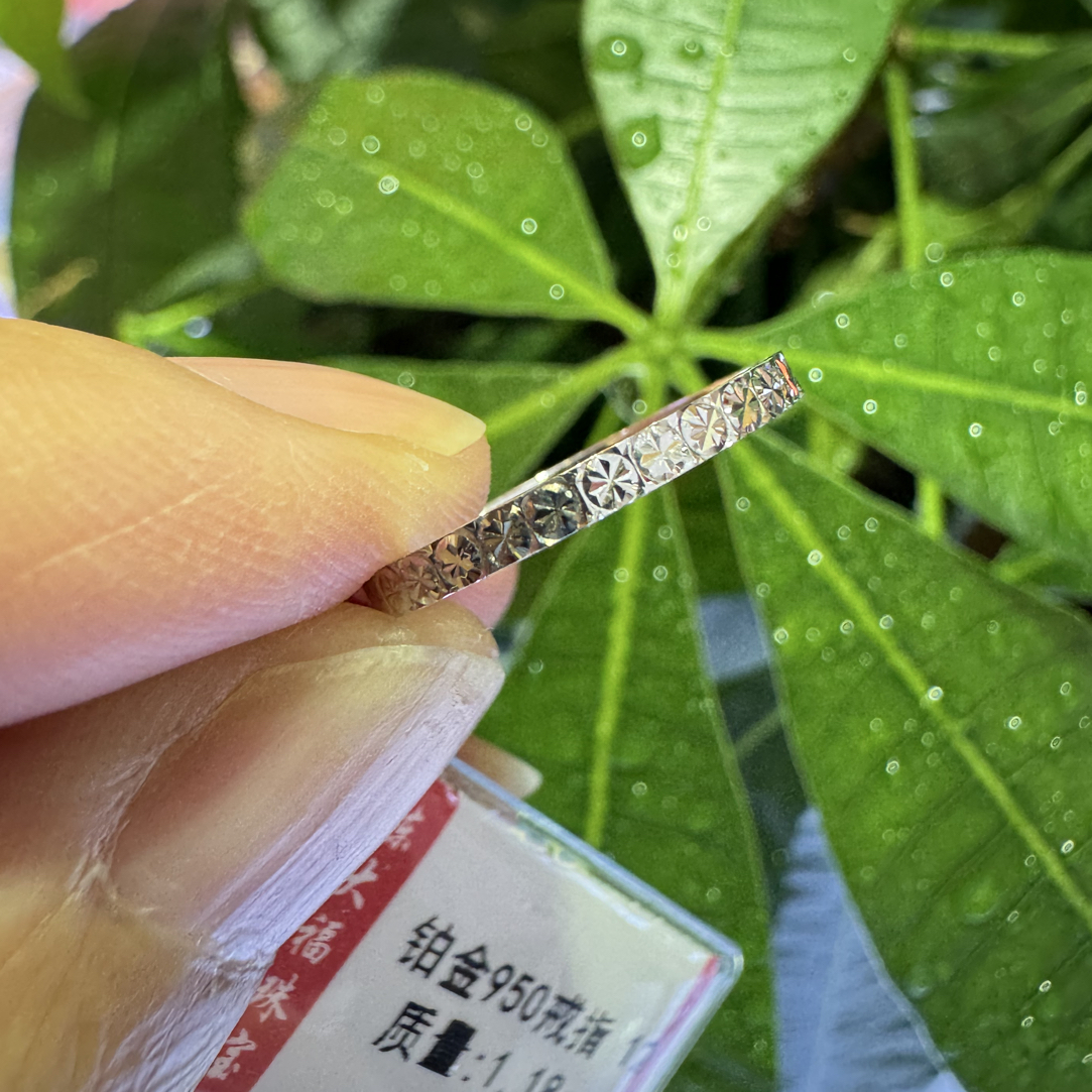 铂金950戒指 窄版碎碎冰 金重1.18克