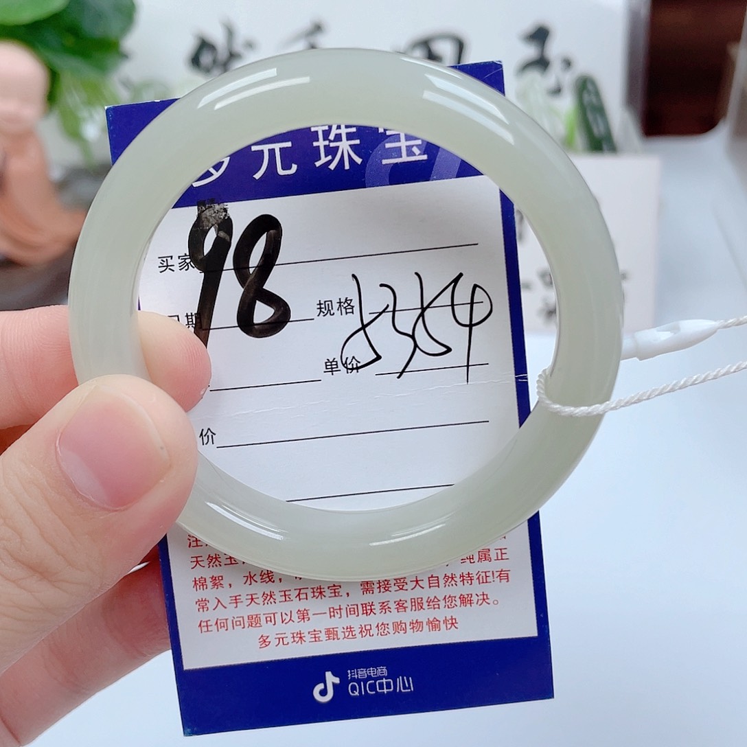 和田玉手镯未镶嵌?**丽