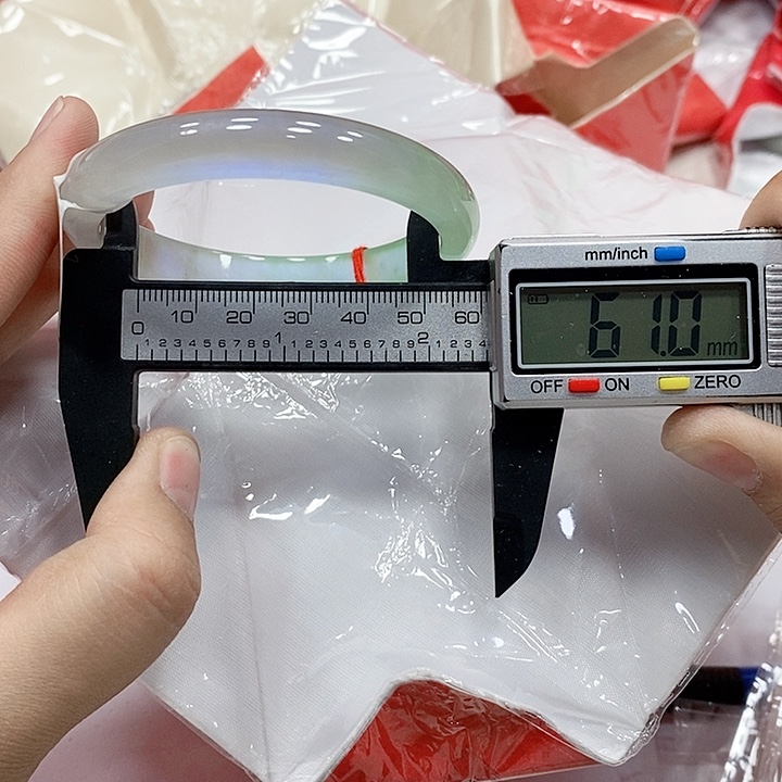 食***挺翡翠手镯未镶嵌95 库存×2去拍=128元