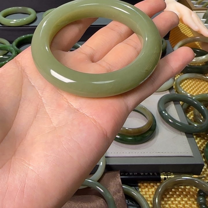 子***菱和田玉未镶嵌手镯