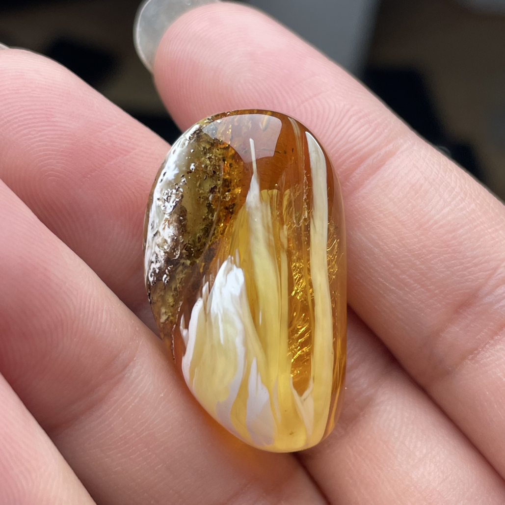 天然原矿琥珀蜜蜡一把火炎的瓷白荧光带拉丝可做吊坠镶嵌也可以