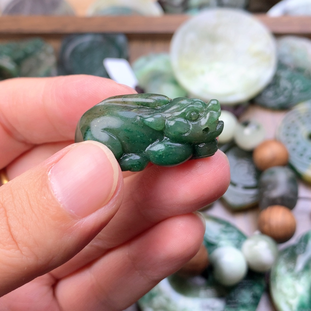 独山玉未镶嵌颈饰