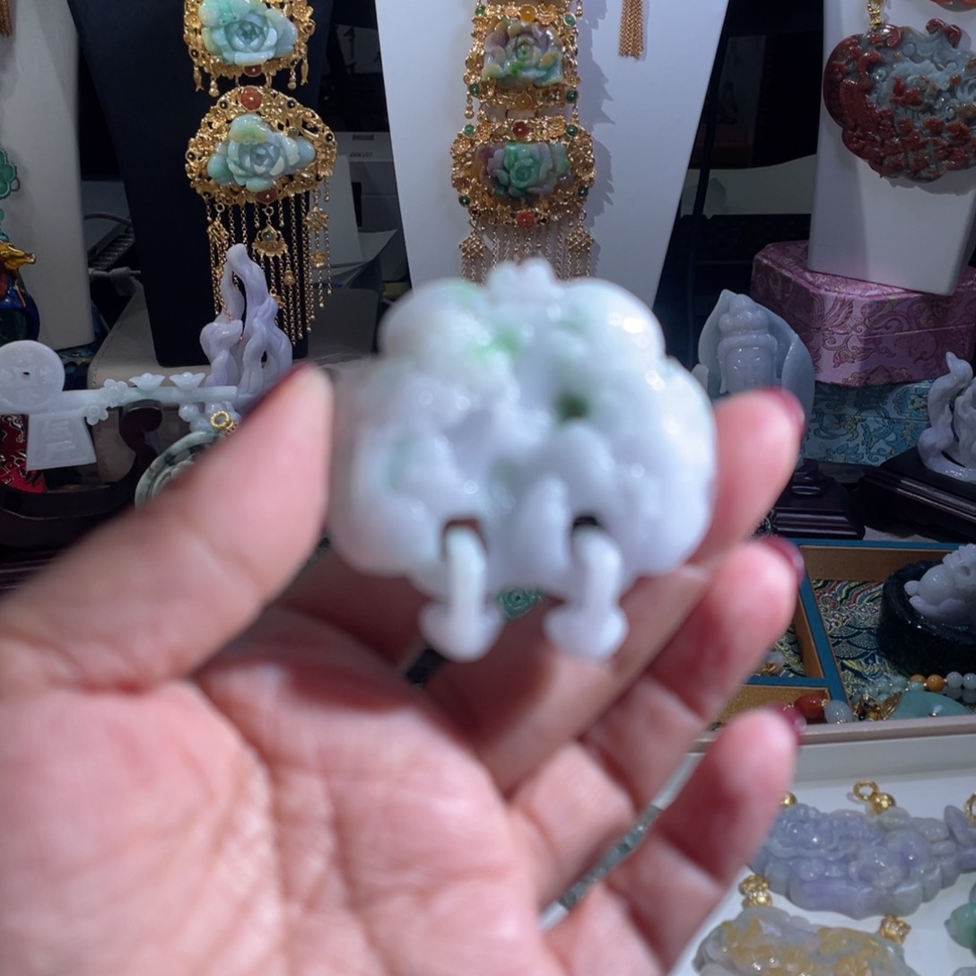 翡翠颈饰未镶嵌翡翠白底青山水小锁