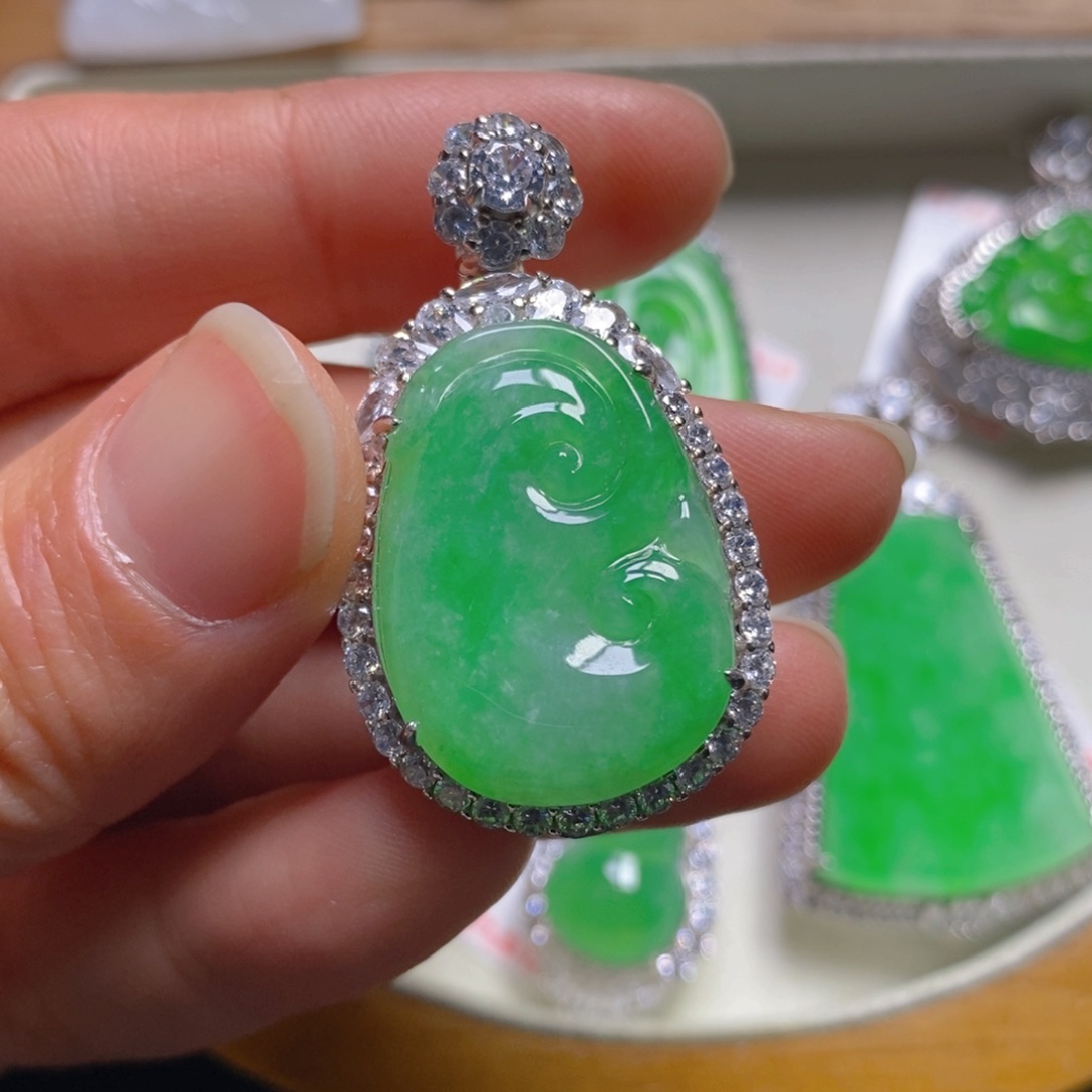 翡翠颈饰银S925镶嵌如意吊坠