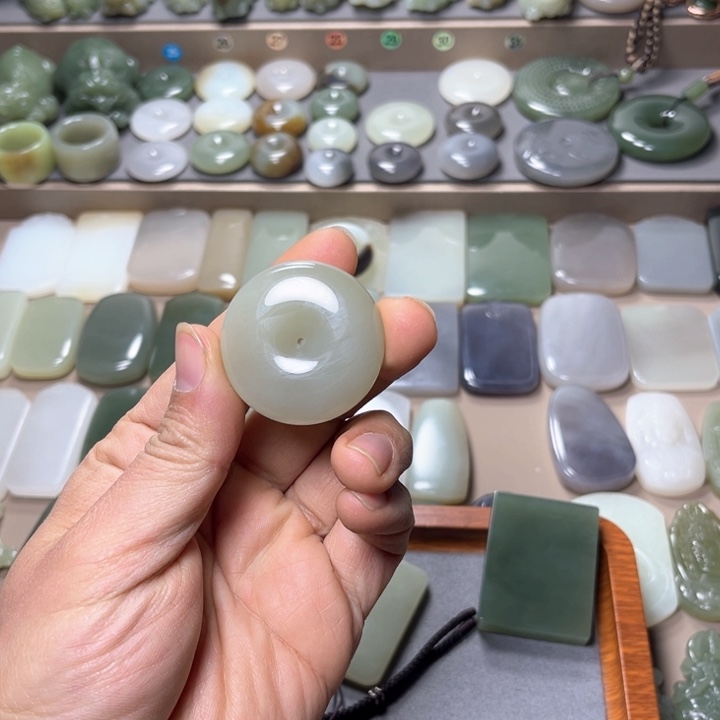 和田玉颈饰未镶嵌网****了