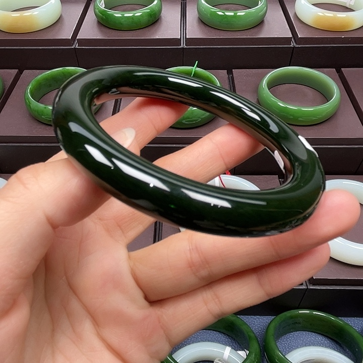 和田玉未镶嵌手镯