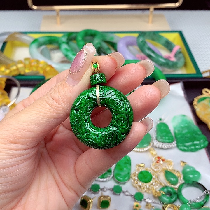 翡翠颈饰18K金镶嵌翡翠