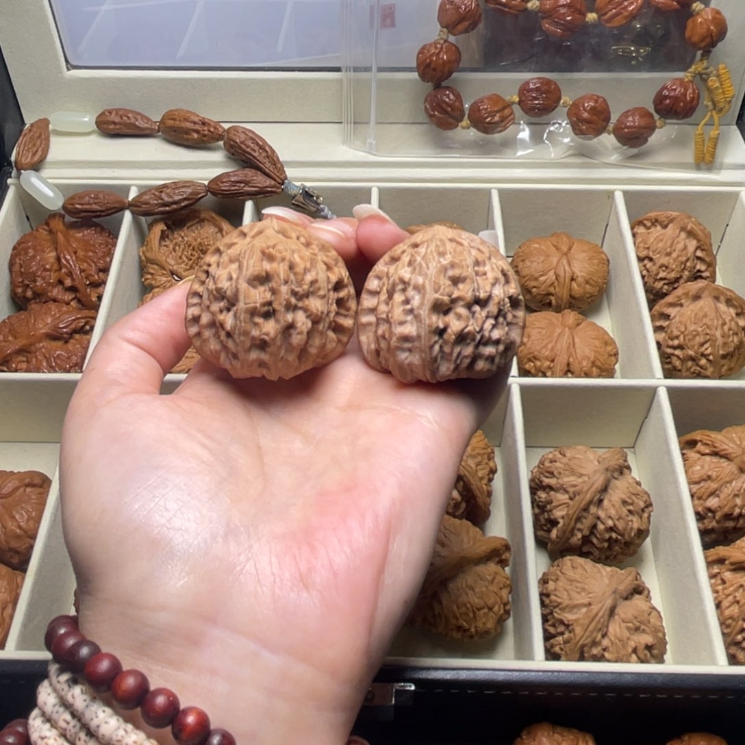 文玩核桃吊坠白狮子