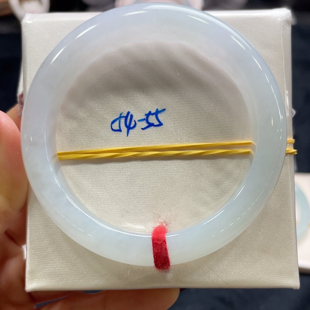 翡翠手镯未镶嵌翡翠手镯