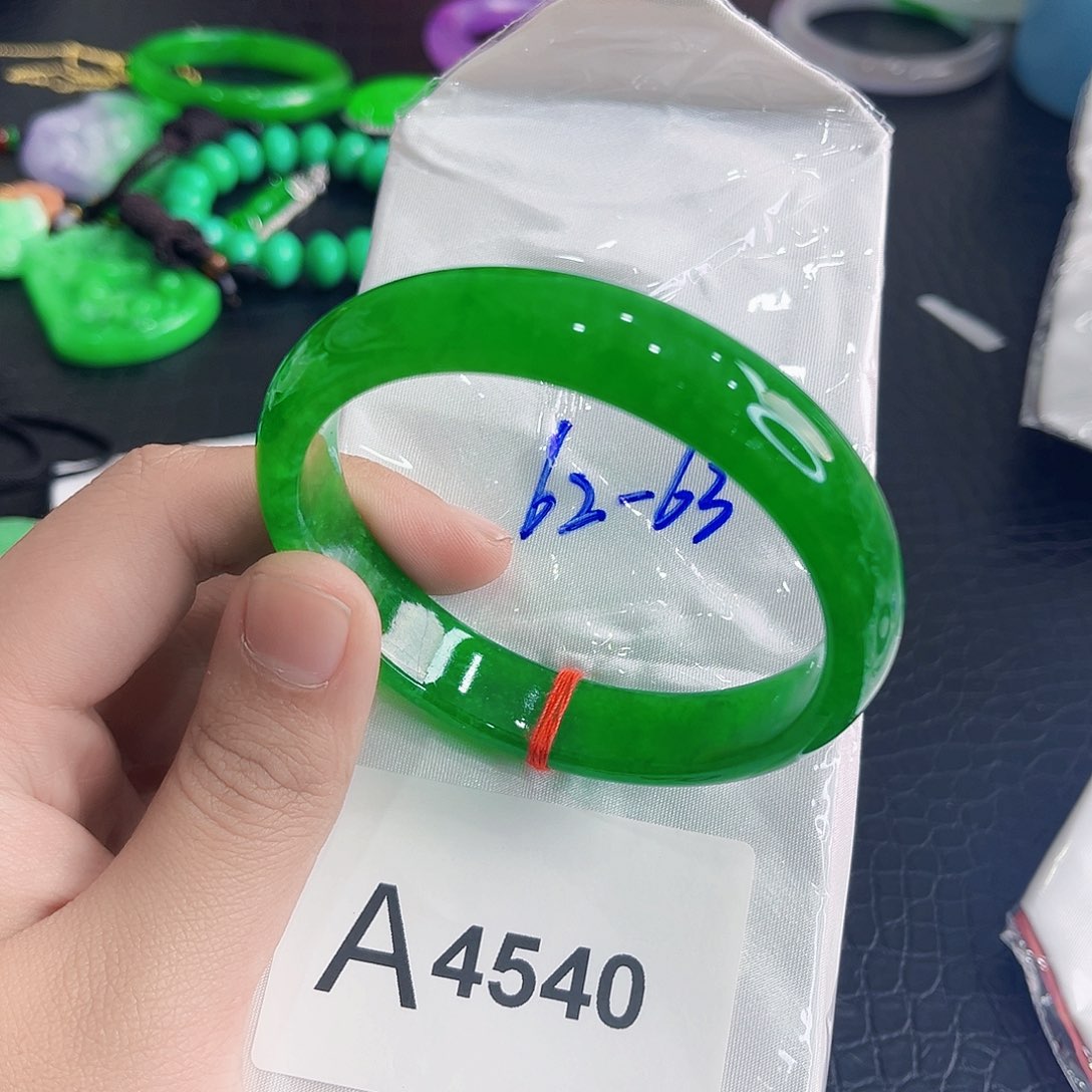 翡翠手镯未镶嵌茉**香多样性