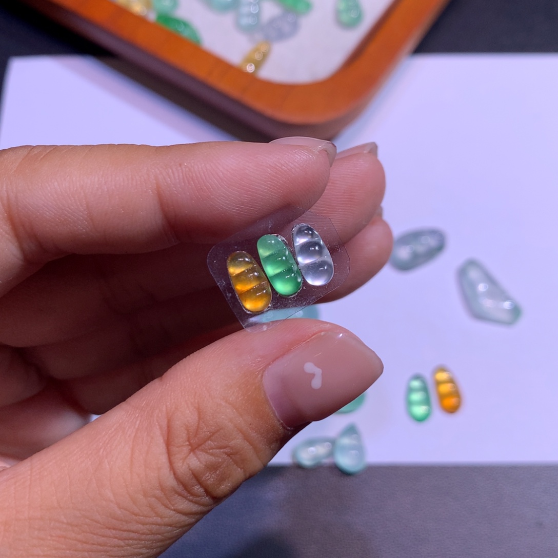 翡翠未镶嵌颈饰一手