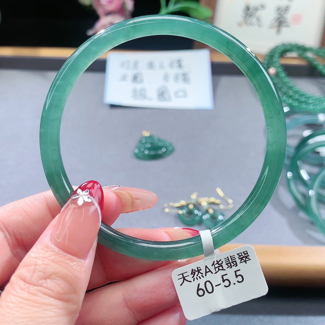 翡翠手镯（圆镯）未镶嵌