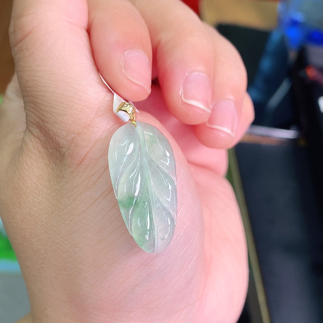 翡翠颈饰18K金镶嵌冰胶飘绿芭蕉叶