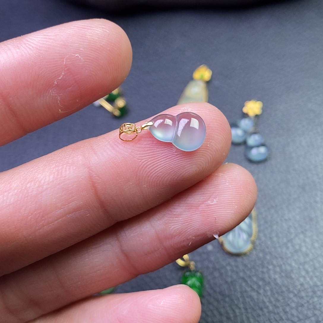 颈饰18K金镶嵌翡翠