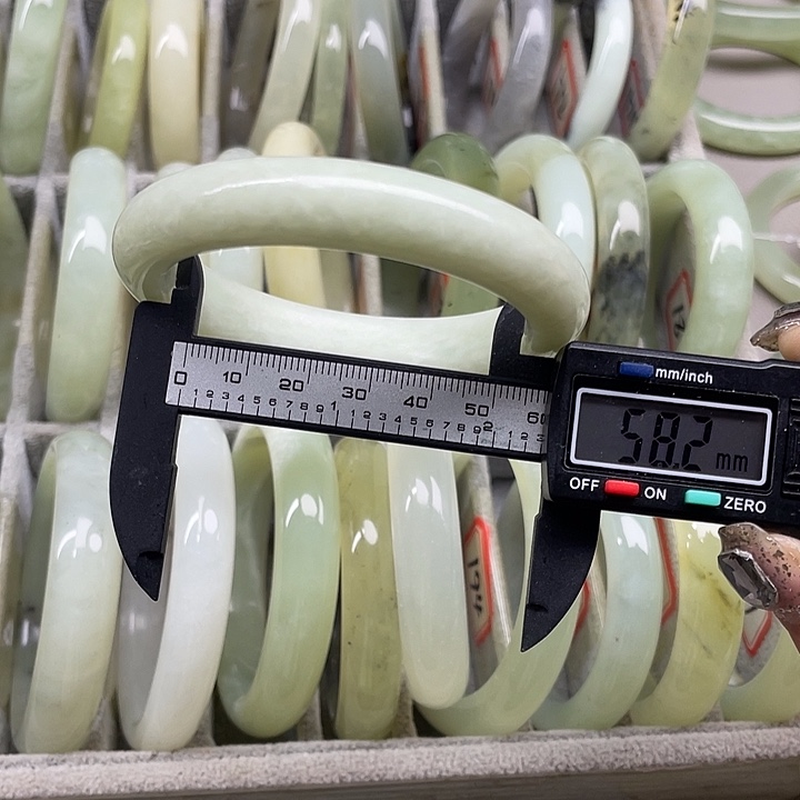 蛇纹石玉未镶嵌手镯169