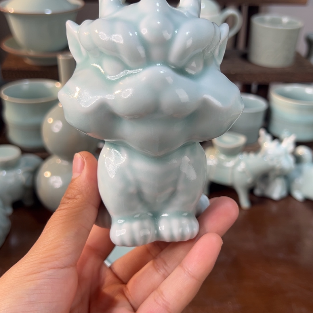 微瑕玉青玉麒麟。    