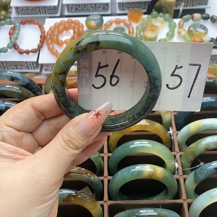 蛇纹石玉手镯未镶嵌