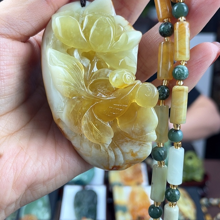 蛇纹石玉颈饰未镶嵌