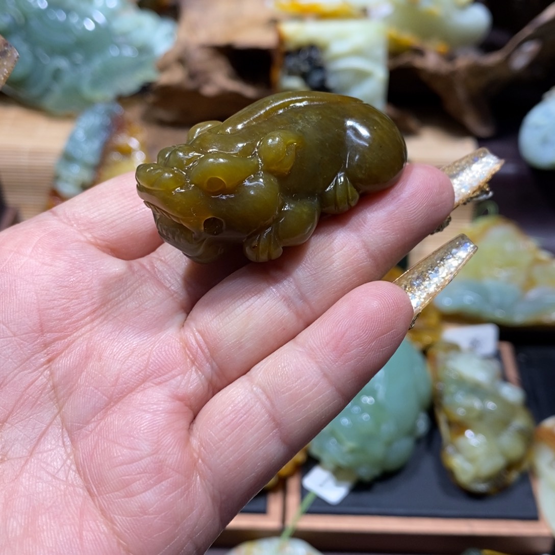 蛇纹石玉颈饰未镶嵌